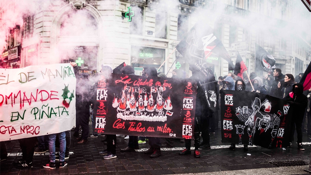 محتجون في فرنسا يطالبون بإغلاق حانة جيل الهوية